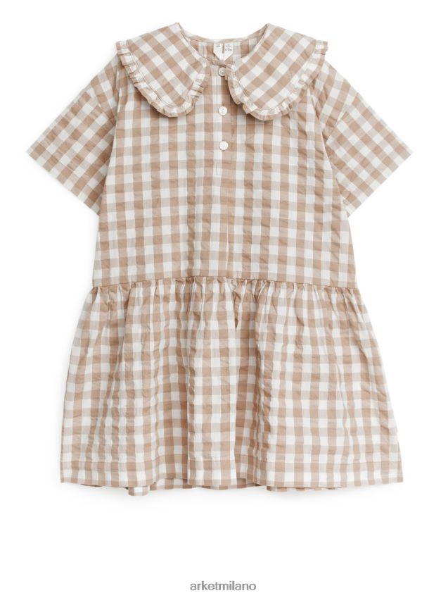vestiario esso ARKET bambini Abito in seersucker con colletto a balza beige/quadri 6F0F6L1369