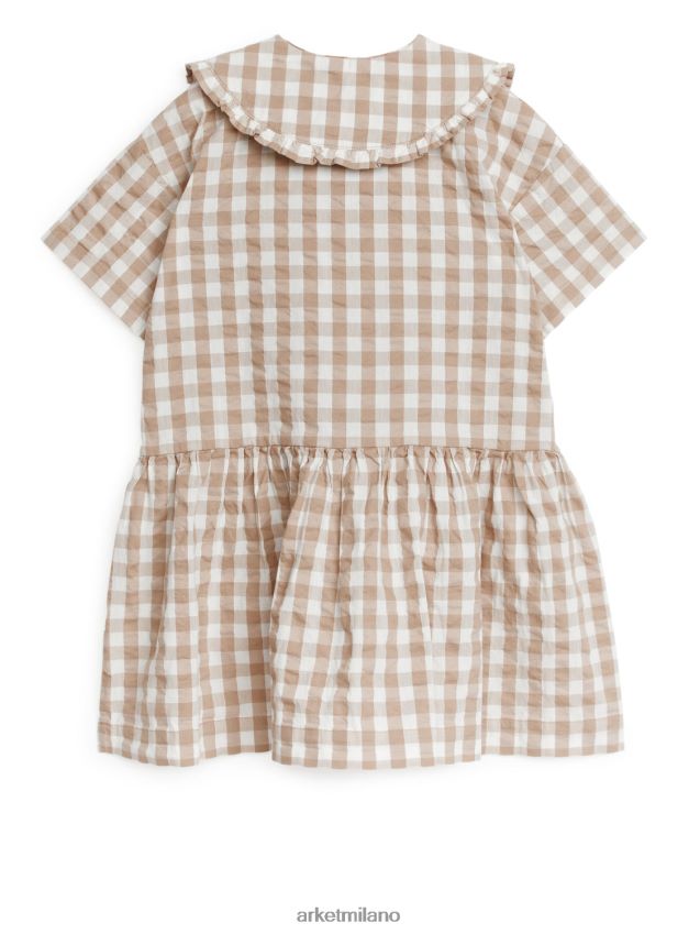 vestiario esso ARKET bambini Abito in seersucker con colletto a balza beige/quadri 6F0F6L1369