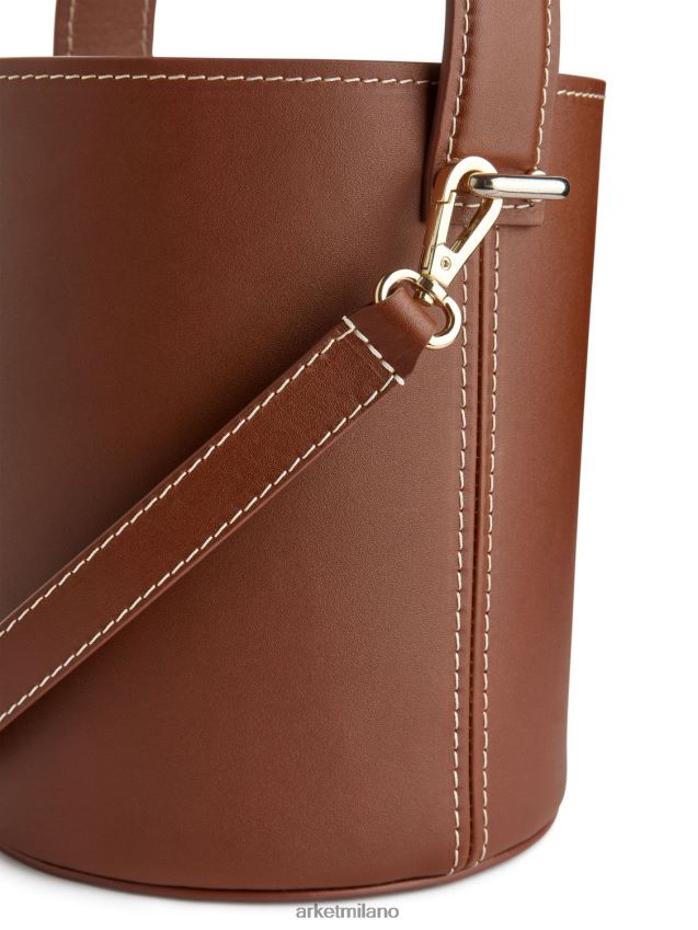 borse esso ARKET unisex piccola borsa a secchiello in pelle marrone 6F0F6L768