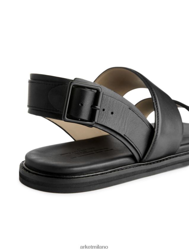 calzature esso ARKET uomini sandali in pelle con fibbia nero 6F0F6L1271