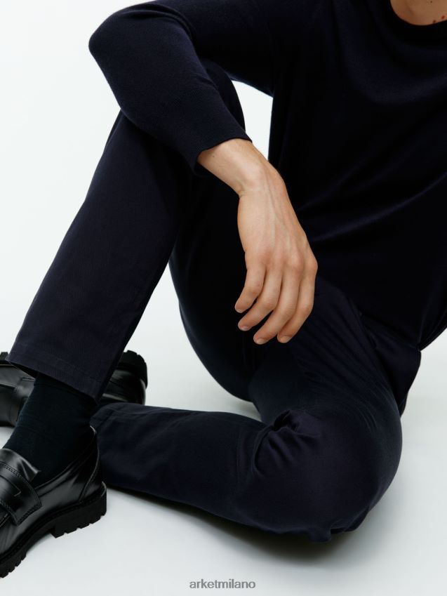 vestiario esso ARKET uomini pantaloni chino slim in cotone blu scuro 6F0F6L1069